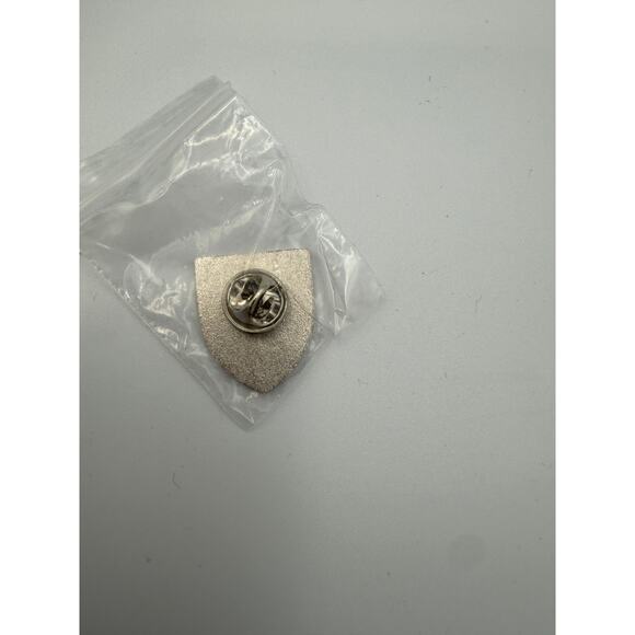 Lot of 15 Yale University Shield Lapel Pins - Enamel Crest - New in Bags - Picture 2 of 4